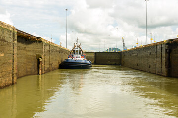 Fototapeta premium Tugboat inside the Miraflores locks on the Panama canal