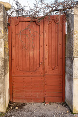 Porte médiévale du village de Le Poet Laval