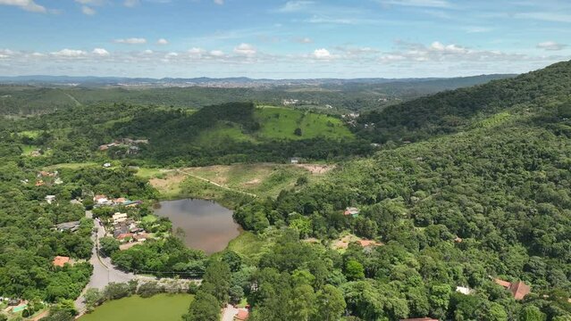 Video a&eacute;reo da Serra da cantareira em Mairipor&atilde;, S&atilde;o Paulo, ber&ccedil;o da mata atlantica, com uma rica diversidade de flora e fauna nativa