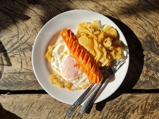 Breakfast set, roti, sausage, fried egg, The plate looks delicious.