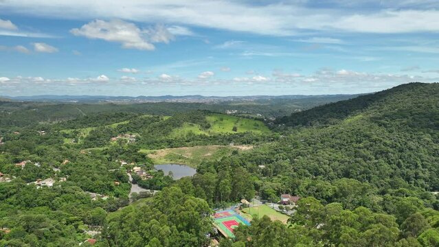 Video a&eacute;reo da Serra da cantareira em Mairipor&atilde;, S&atilde;o Paulo, ber&ccedil;o da mata atlantica, com uma rica diversidade de flora e fauna nativa