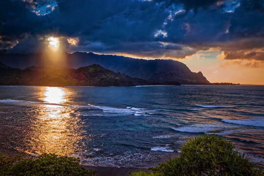 Rays of sunset at Hanalei Bay; Princeville, Kauai, Hawaii, United States of America