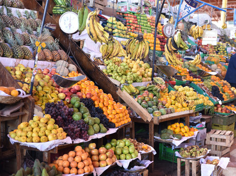 Fruits variés au marché de Lima. Pérou