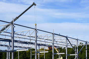 New building steel framework assembly using telescopic boom crane and self propelled lift platform
