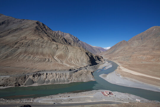 Confluence of the Zanskar and Indus Rivers at Nimoo in the Indus Valley on the Tibetan Plateau in the Himalayan Mountains, Jammu and Kashmir; Nimoo, Ladakh, India