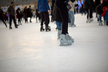 Obraz premium People ice skating
