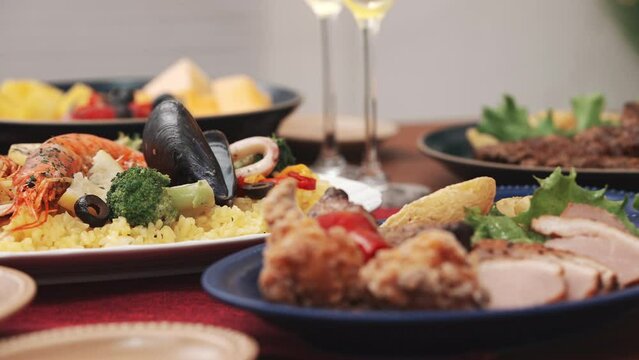 テーブルに並んだクリスマスの食事