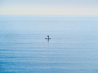 Deportista haciendo Paddle Surf en la costa de Marbella