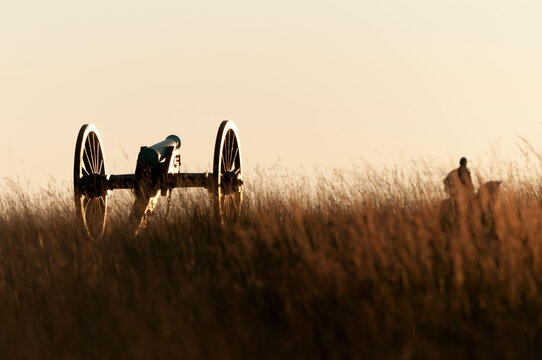 Cannon and Stonewall Jackson statue at Manassas National Battlefield.