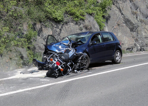 Fatal frontal accident between a motorcyclist and a car. A motorcyclist loses his life after a dangerous overtaking on the road due to high speed.