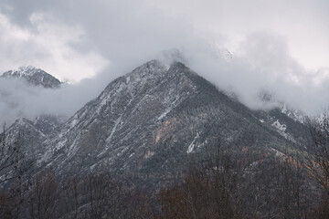 Gran montaña nevada en un día nublado. Montaña rocosa y muy nevada