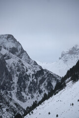Fototapeta na wymiar Gran montaña nevada en un día nublado. Montaña rocosa y muy nevada
