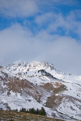 Gran montaña nevada bajo un cielo azul con pocas nubes en invierno
