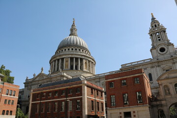Obraz premium The Chapter House St Paul's in front of Saint Paul´s Cathedral in London, England Great Britain