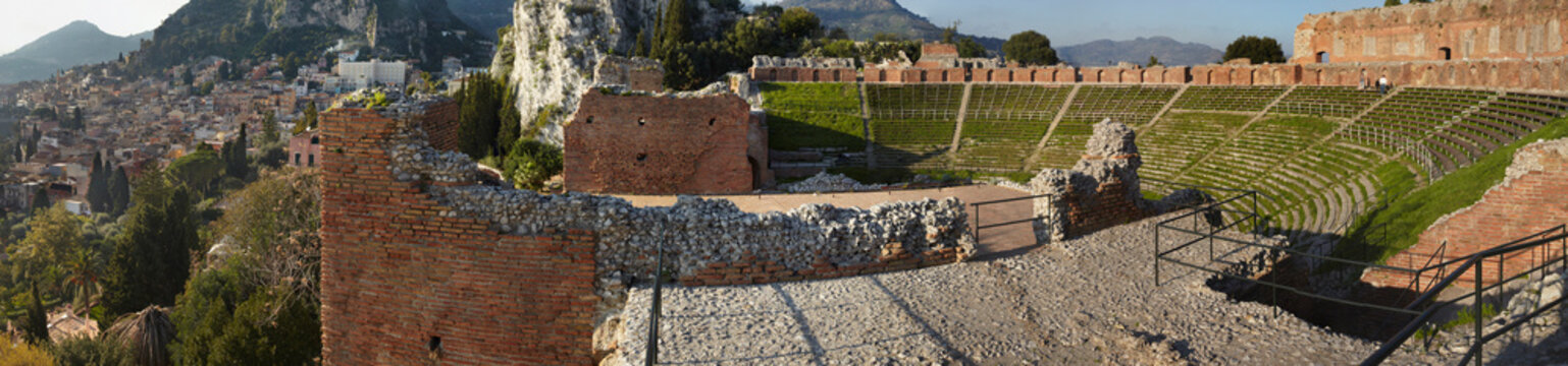 Teatro Greco, the Greek Theatre, in Taormina, eastern Sicily, Italy.; Taormina, Sicily, Italy.