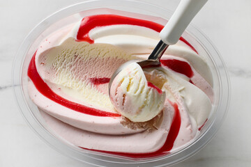 strawberry and vanilla ice cream