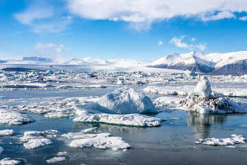 Blocchi di ghiaccio che galleggiano sulla baia del ghiacciaio jökulsárlón