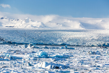 baia di fusione del ghiacciaio Jökulsárlón con migliaia di iceberg con sullo sfondo il...