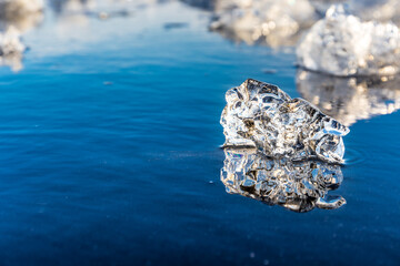 Blocco di ghiaccio riflesso sull'acqua calma del mare blu