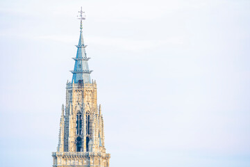 Fototapeta premium Views of the city of Toledo and its Cathedral during sunrise on a sunny and clear day