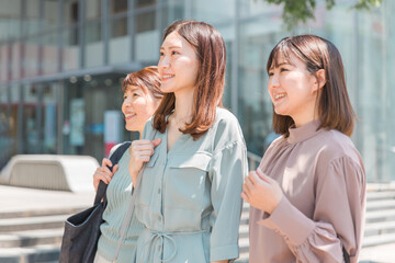 バッグを持って街を歩く女性達の横顔（友達・同僚・姉妹・OL）
