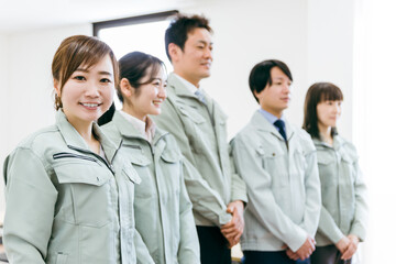 作業着をきた会社員の男女
