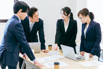 会社の会議室で会議・打ち合わせ・ミーティングする男女（税理士・会計士・弁護士・商談・プランナー）
