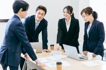 会社の会議室で会議・打ち合わせ・ミーティングする男女（税理士・会計士・弁護士・商談・プランナー）
