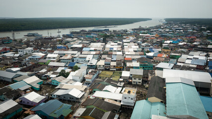 Obraz premium Pulau Ketam, Malaysia - December 26, 2022: Pulau Ketam, translated, crab island, A small island located off the coast of Klang. Aerial view of the fisherman village. Built on stilts on the shore