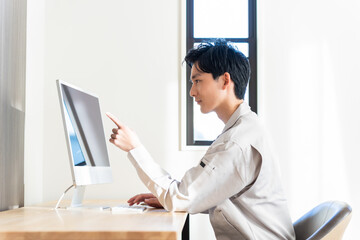 パソコン作業をする若い日本人男性