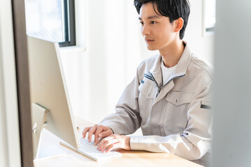 パソコン作業をする若い日本人男性 - obrazy, fototapety, plakaty