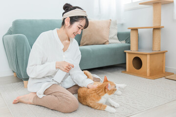 猫の体を除菌・消臭する飼い主の女性
