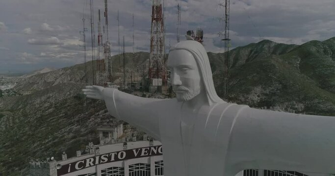 El Cristo de las Noas es una escultura de Jes&uacute;s de Nazaret ubicada en el Cerro de las Noas, en la ciudad de Torre&oacute;n, Coahuila, M&eacute;xico, al noreste de M&eacute;xico.