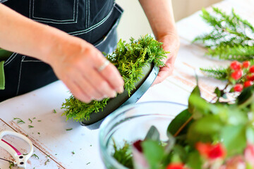 生花を使った華やかなフラワーアレンジメント　手作りの花のリース　女性フラワーデザイナー