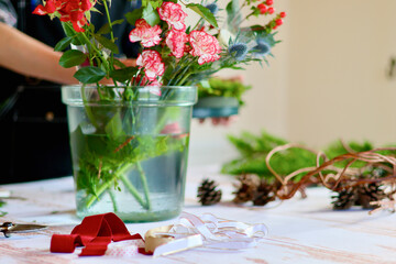 生花を使った華やかなフラワーアレンジメント　手作りの花のリース　女性フラワーデザイナー