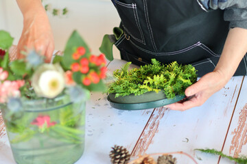 生花を使った華やかなフラワーアレンジメント　手作りの花のリース　女性フラワーデザイナー