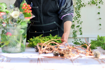 生花を使った華やかなフラワーアレンジメント　手作りの花のリース　女性フラワーデザイナー