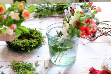 生花を使った華やかなフラワーアレンジメント　手作りの花のリース　女性フラワーデザイナー