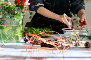生花を使った華やかなフラワーアレンジメント　手作りの花のリース　女性フラワーデザイナー