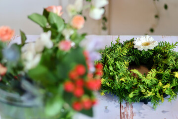 生花を使った華やかなフラワーアレンジメント　手作りの花のリース　女性フラワーデザイナー