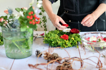 生花を使った華やかなフラワーアレンジメント　手作りの花のリース　女性フラワーデザイナー
