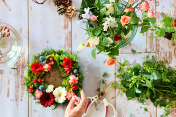 生花を使った華やかなフラワーアレンジメント　手作りの花のリース　女性フラワーデザイナー