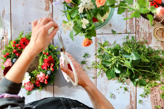 生花を使った華やかなフラワーアレンジメント　手作りの花のリース　女性フラワーデザイナー