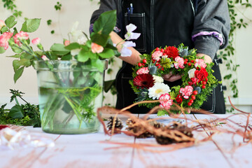 生花を使った華やかなフラワーアレンジメント　手作りの花のリース　女性フラワーデザイナー