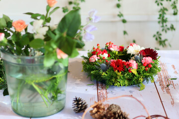 生花を使った華やかなフラワーアレンジメント　手作りの花のリース　女性フラワーデザイナー