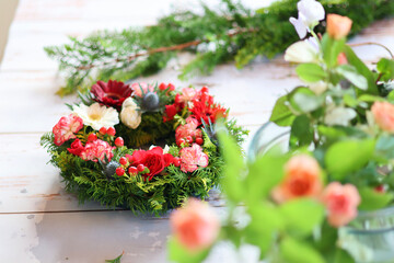 生花を使った華やかなフラワーアレンジメント　手作りの花のリース　女性フラワーデザイナー