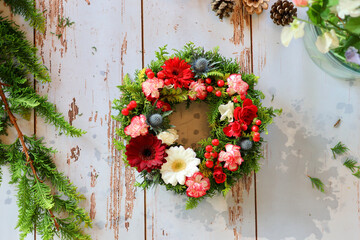 生花を使った華やかなフラワーアレンジメント　手作りの花のリース　女性フラワーデザイナー