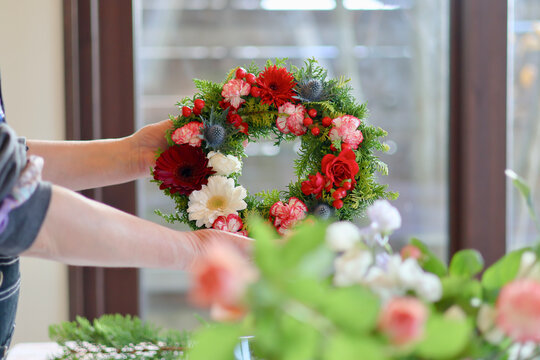 生花を使った華やかなフラワーアレンジメント　手作りの花のリース　女性フラワーデザイナー