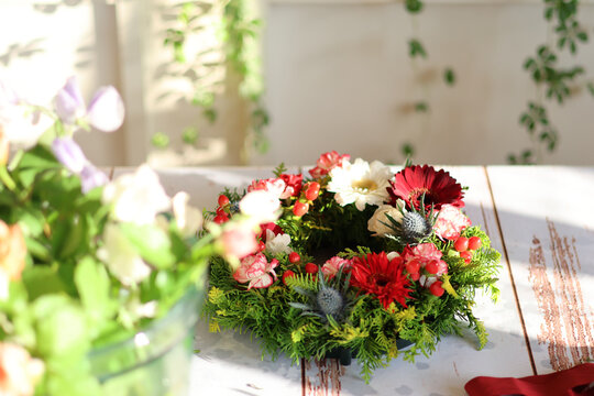 生花を使った華やかなフラワーアレンジメント　手作りの花のリース　女性フラワーデザイナー
