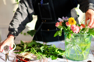 生花を使った華やかなフラワーアレンジメント　手作りの花のリース　女性フラワーデザイナー